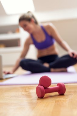 Bazı yoga egzersiz programı online bulma