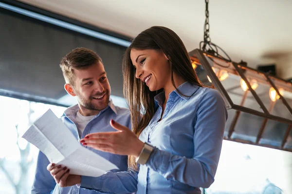 Conversando sobre negocios — Foto de Stock