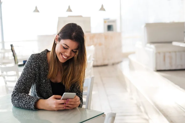 Divertidas conversaciones telefónicas — Foto de Stock