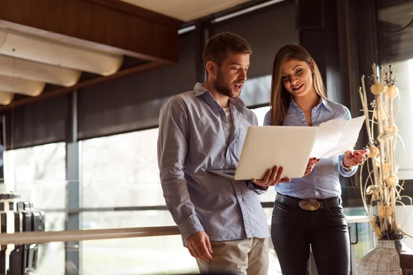 Gente de negocios conversando — Foto de Stock