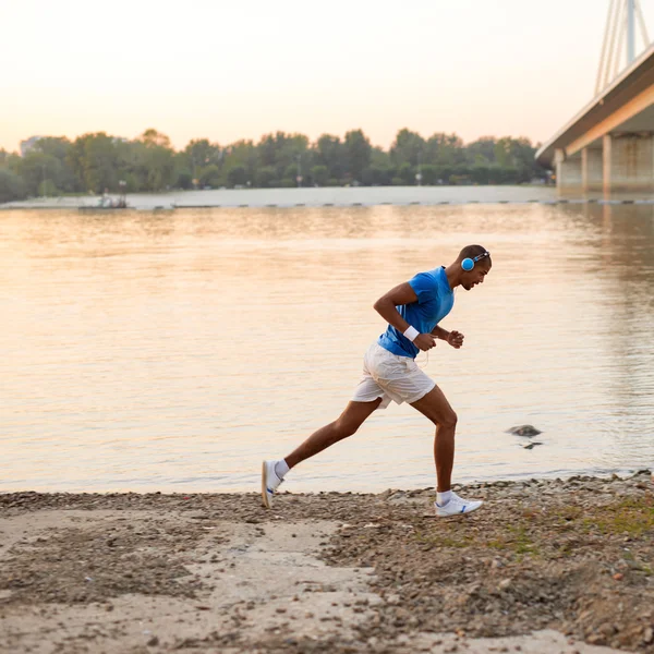 Course matinale au bord de la rivière — Photo