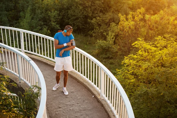 Enjoying some tunes — Stock Photo, Image