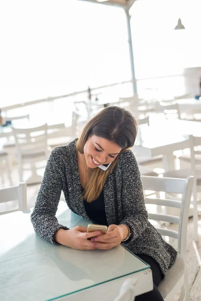 Atractiva mujer de negocios ocupada — Foto de Stock