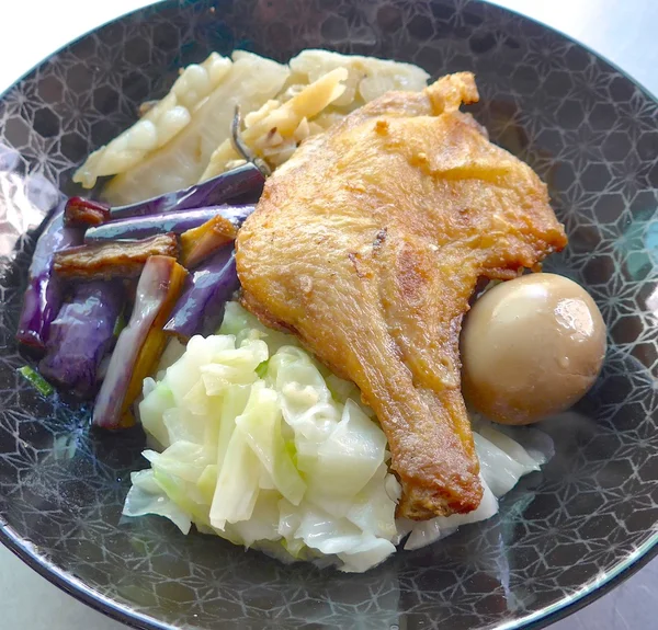 La vista cercana del arroz de pollo — Foto de Stock