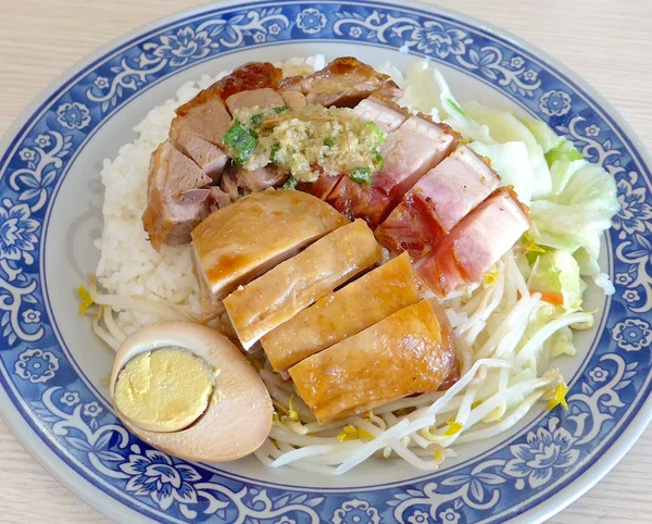 Combinatie van kip soja saus, geroosterde eend en Bbq varkensvlees op rijst — Stockfoto