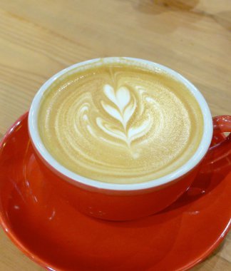 Ahşap masa üzerinde latte kahve, görünümü Kapat