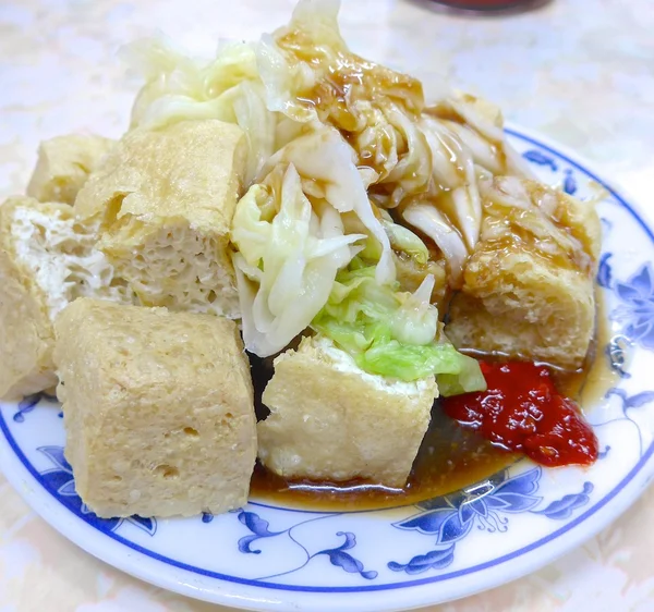 Büdös tofu - nagyon híres éjszakai piacon a tajvani snack — Stock Fotó