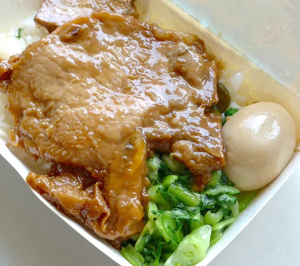 豚、煮卵と台湾の野菜のクローズ アップのランチ ボックス — ストック写真