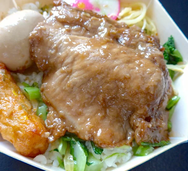 Boîte à lunch avec porc, oeuf cuit et gros plan de légumes à Taiwan — Photo