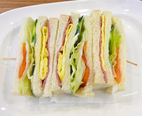 La vista cercana de los sándwiches en la tienda de desayunos — Foto de Stock