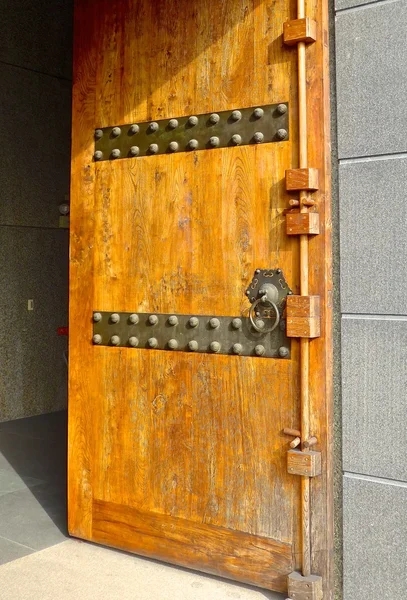 Drewniane drzwi zamek zbliżenie w świątyni — Zdjęcie stockowe