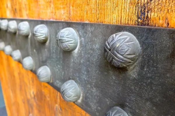 Drzwi drewniane zbliżenie w świątyni — Zdjęcie stockowe