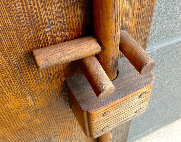 Drewniane drzwi zamek zbliżenie w świątyni — Zdjęcie stockowe
