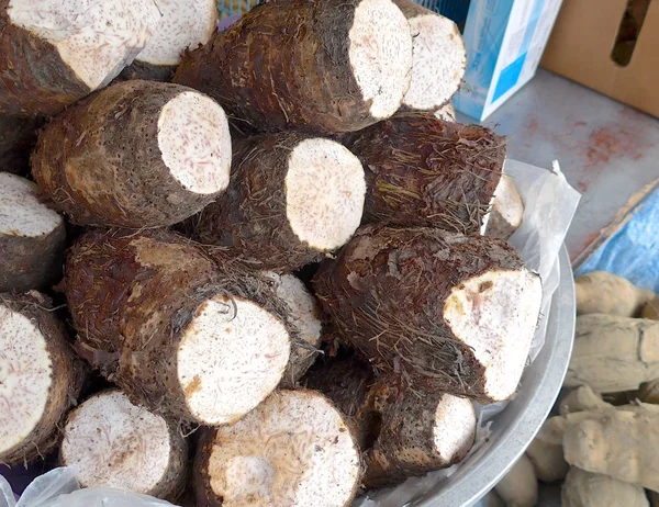 Frische Taros Nahaufnahme für den Einzelhandel auf dem Markt. — Stockfoto