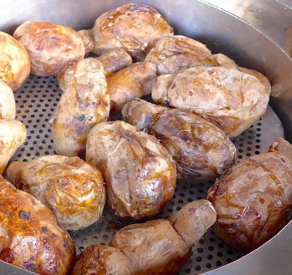 Roasted sweet potatoes closeup at stand in Taiwan — Stock Photo, Image