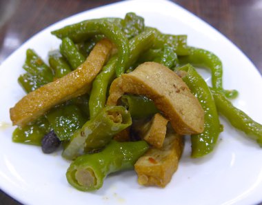 Biber closeup bir plaka ile lezzetli kurutulmuş tofu