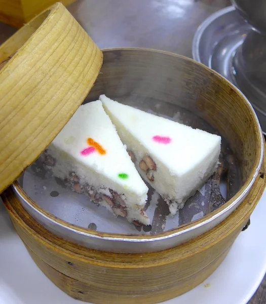 Pastel de esponja con frijoles rojos de cerca — Foto de Stock