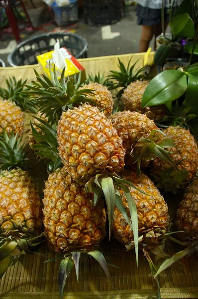 Närbild av ananas på displayen i marknaden — Stockfoto