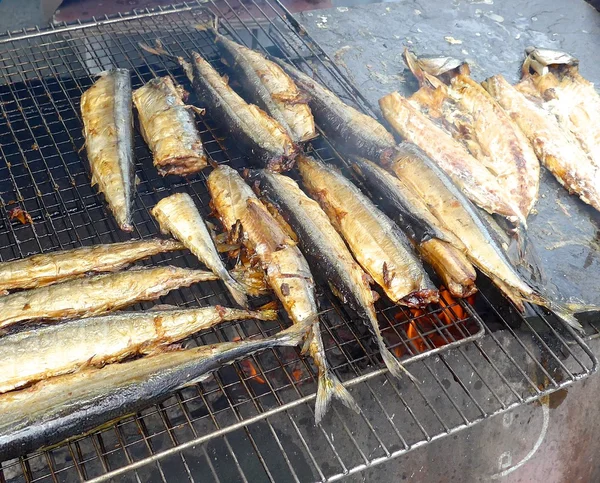 Close-up van de geroosterde vis op de grill — Stockfoto
