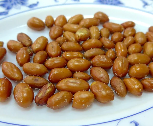 Fried peanuts closeup on a plate — Stock Photo, Image