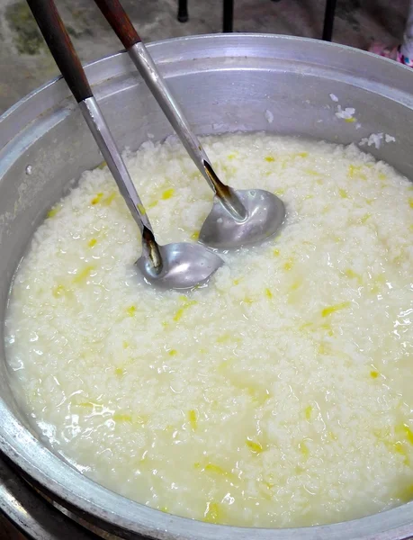 Bubur nasi dengan irisan kentang manis untuk sarapan — Stok Foto
