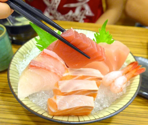 Japoński sashimi z surowej ryby w restauracji — Zdjęcie stockowe