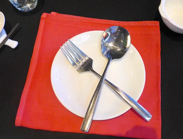 Cuchillo y tenedor en el plato del restaurante — Foto de Stock