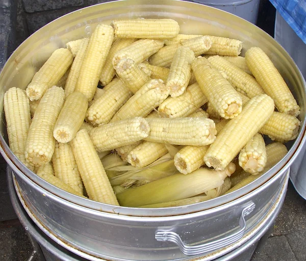 Closeup of sweet boiled corn at market — Stock Photo, Image