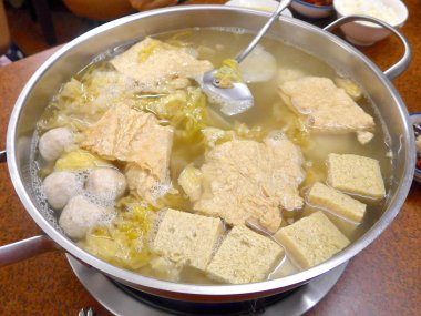 Turşu lahana ve et topları sıcak pot ile çizgili domuz eti