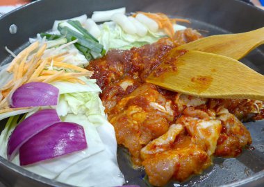 Sebze ve peynir ile Kore Fried Chicken