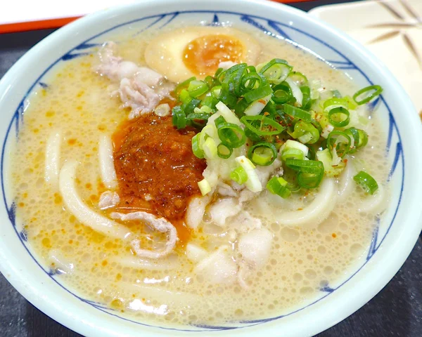 Japanse stijl van varkensvlees bot bouillon soep noedels — Stockfoto