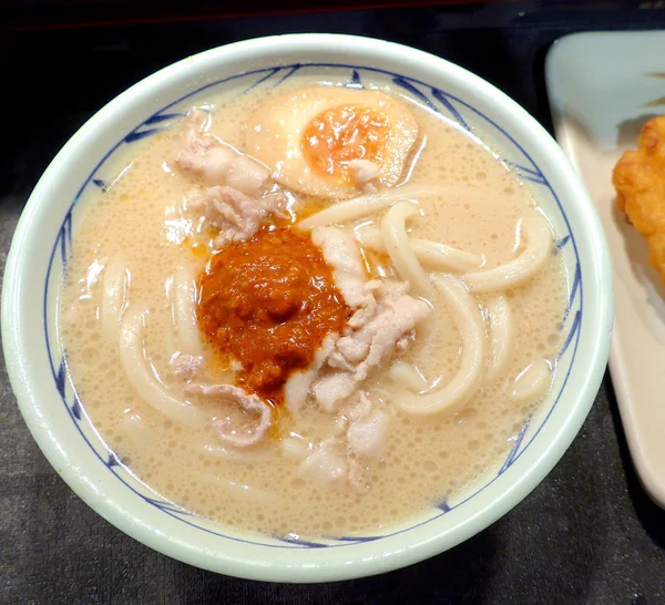 Nouilles à soupe au bouillon d'os de porc de style japonais — Photo