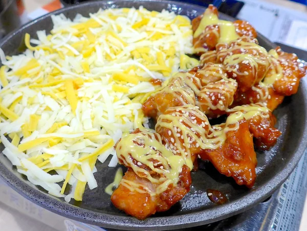 韓国風フライドチキン野菜とチーズのクローズアップ — ストック写真
