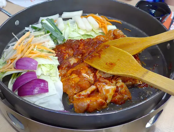 야채와 치즈를 근접 촬영 한 한국식 프라이드 치킨 — 스톡 사진