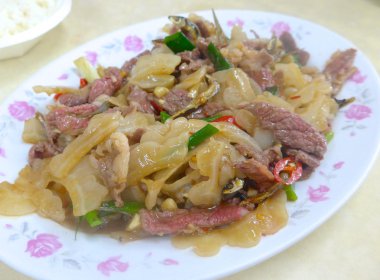 Yeşil soğan ve kabak ile kızarmış koyun eti dilimi