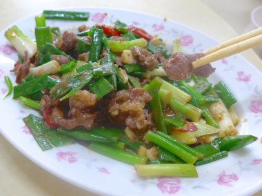 Fried koyun eti dilim yeşil yeşil soğan closeup ile
