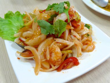 Çeşitli deniz ürünleri salatası sebze closeup ile 