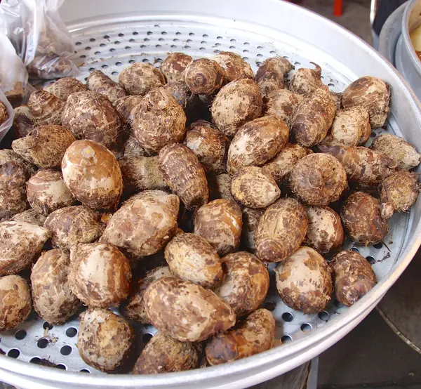 Frische Taro zum Verkauf Nahaufnahme auf dem Markt — Stockfoto