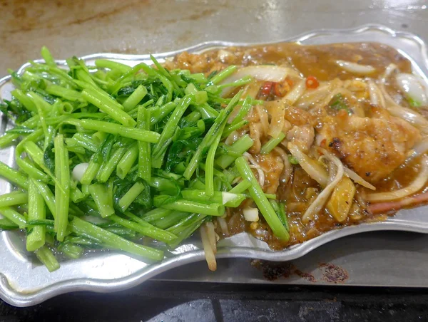 Pollo con verduras en plato caliente, teppanyaki en la cocina japonesa —  Fotos de Stock