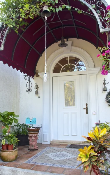 Puerta de madera con ventana redonda — Foto de Stock