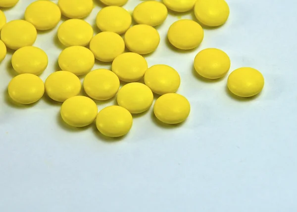 Píldoras de vitaminas primer plano sobre un fondo blanco —  Fotos de Stock