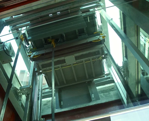 La vista cercana de la grúa de un ascensor en la estación Imagen De Stock