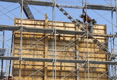 İnşaat mevcuttur ve çelik çerçeve