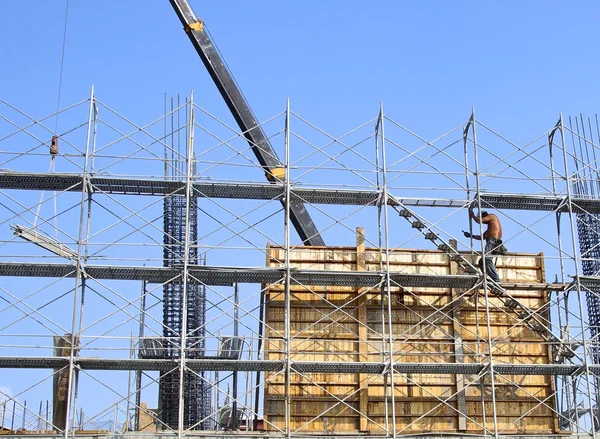 El sitio de construcción y el marco de acero — Foto de Stock