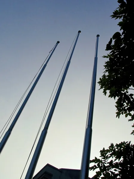 Tres postes de bandera en la escuela — Foto de Stock
