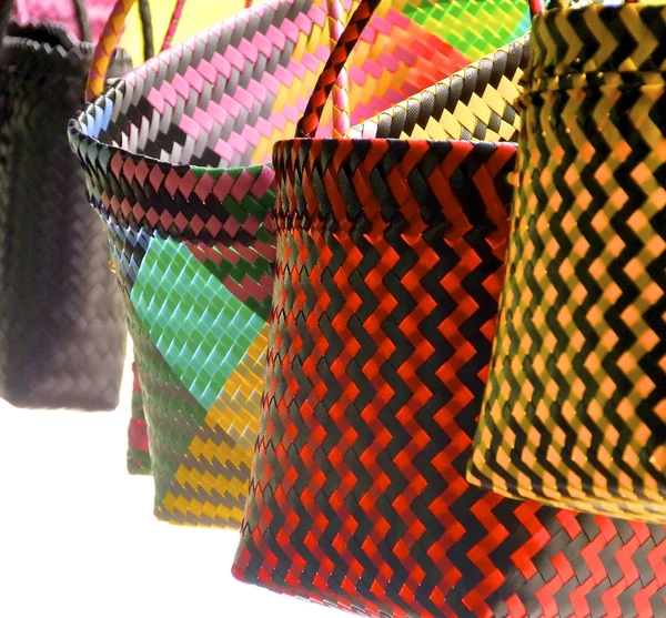 Kleurrijke tassen close-up in traditionele inheemse naaien — Stockfoto