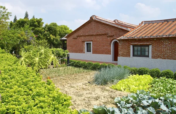 Casa antigua primer plano cerca del campo — Foto de Stock