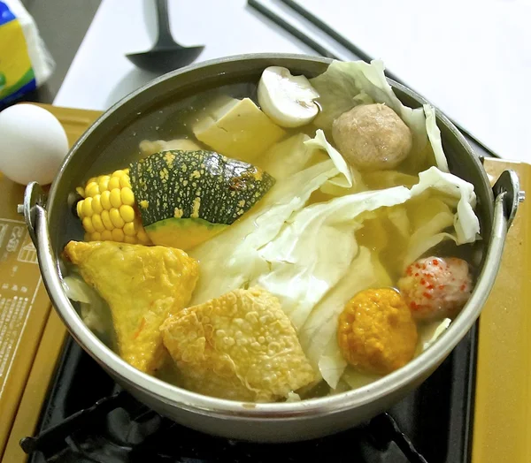 Tchajwanský chuť horké hrnce s masem ball, kukuřice a zeleniny, atd. — Stock fotografie