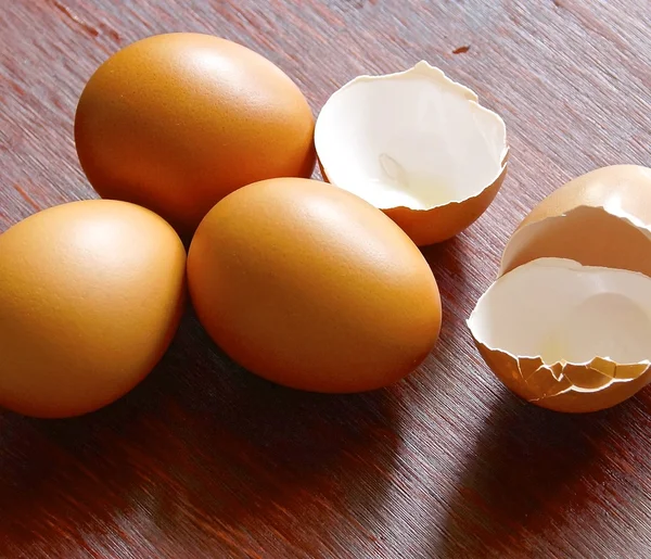 Близький вигляд тріснутої коричневої яєчної шкаралупи — стокове фото