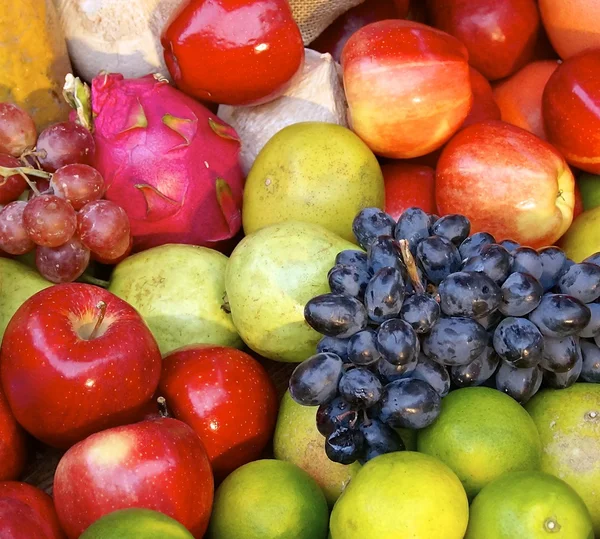 Fotografiet med olika frukter på marknaden — Stockfoto